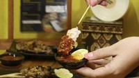 Di Sate Taichan Ceutar yang ada di Jakarta Utara, di sini ada sate taichan kulit yang rasa smokey atau asap gurihnya berasa banget. Foto: Official Instagram Shop