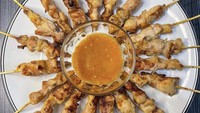 Makan di Sate Taichan Mas Bro di Kemang dan Gandaria, tempat nongkrong kaki lima ini paling terkenal dengan menu sate taichan kulit mozarellanya yang mantap. Sejak tahun 2018, Sate Taichan Bang Yoyo di Kelapa Gading terkenal dengan sate taichan cakenya yang cocok untuk dijadikan hadiah ulang tahun. Foto: Official Instagram Shop