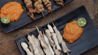 Di Sate Taichan Kusbar yang ada di Pasar Modern Bintaro dan BSD, pengunjung bisa cobain taichan sate udang, kulit, usus, kerang sampai sate sayap ekstra pedasnya. Foto: Official Instagram Shop