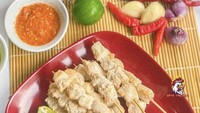 Makan di Taichan Sewot yang ada di Jagakarsa, menunya ada sate taichan dengan potongan daging dada atau kulit ayam lembut, lengkap dengan sambal pedas dan tambahan lontong bikin kenyang. Foto: Official Instagram Shop
