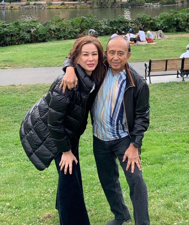 Donna Latief sendiri sebelumnya bekerja sebagai pembawa berita. Dirinya cukup populer di era 2000-an. Usai menikah dengan Abdul Latief, Donna pun memutuskan menjadi mualaf. Dia kemudian mengubah namanya yang sebelumnya Donna Luisa Maria. Foto: Instagram/@donna.latief