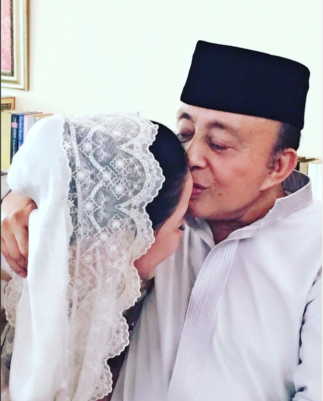 Walaupun memiliki perbedaan usia yang cukup jauh, yaitu sekitar 35 tahun, namun Donna dan Abdul Latief tetap yakin untuk menikah. Terbukti hingga saat ini pernikahan Donna dan Abdul Latief tetap langgeng. Foto: Instagram/@donna.latief