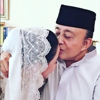 Walaupun memiliki perbedaan usia yang cukup jauh, yaitu sekitar 35 tahun, namun Donna dan Abdul Latief tetap yakin untuk menikah. Terbukti hingga saat ini pernikahan Donna dan Abdul Latief tetap langgeng. Foto: Instagram/@donna.latief
