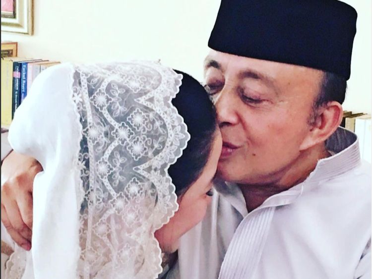 Intip Kemesraan Eks Menteri Abdul Latief & Donna yang 35 Tahun Lebih Muda