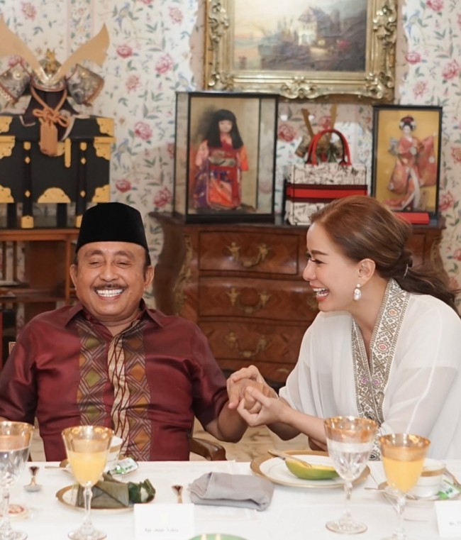 Donna dan Abdul Latief menikah pada tahun 2003. Kini keduanya justru terlihat semakin mesra. Bagaimana menurutmu penampilan Abdul Latief dan istrinya? Foto: Instagram/@donna.latief
