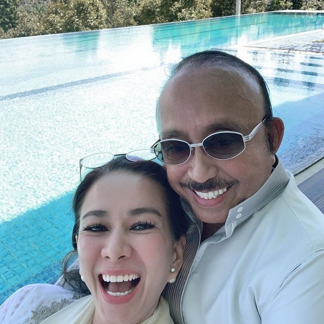 Kisah cinta Abdul Latief dan Donna cukup menarik perhatian. Ketika dirinya pindah kerja menjadi PR di perusahaan Abdul Latief, siapa sangka dirinya justru jadi dilamar dan dinikahi oleh bosnya itu. Foto: Instagram/@donna.latief