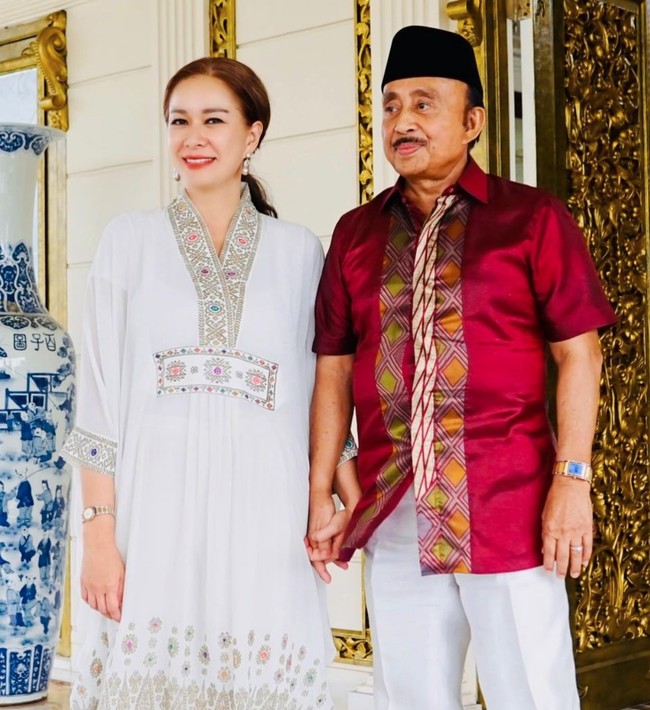 Nama Abdul Latief mungkin sudah tidak asing lagi untuk didengar. Abdul Latief sendiri merupakan pengusaha dan mantan Menteri Tenaga Kerja (Menaker) pada era Soeharto. Abdul Latief kemudian dipertemukan dengan sang istri, Donna Latief saat Donna sedang bekerja do perusahaan televisi nasional. Foto: Instagram/@donna.latief