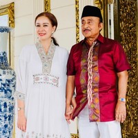 Nama Abdul Latief mungkin sudah tidak asing lagi untuk didengar. Abdul Latief sendiri merupakan pengusaha dan mantan Menteri Tenaga Kerja (Menaker) pada era Soeharto. Abdul Latief kemudian dipertemukan dengan sang istri, Donna Latief saat Donna sedang bekerja do perusahaan televisi nasional. Foto: Instagram/@donna.latief