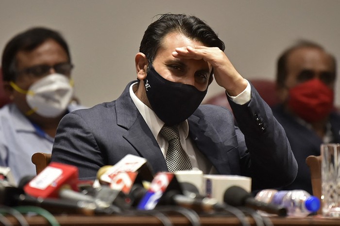 Serum Institute of India's Executive Director Adar Poonawalla and his wife Natasha launch the country's first nasal H1N1 vaccine, 'Nasovac', at a news conference in Mumbai on July 14, 2010. India's largest vaccine manufacturer, Serum Institute, announced the launch of its indigenously developed intra-nasal vaccine named Nasovac for preventing H1N1 infections. The single dose vaccine, fitted at the top of a syringe, is just to be sniffed once in each nostril making it a painless procedure. AFP PHOTO/ Punit PARANJPE (Photo by PUNIT PARANJPE / AFP)