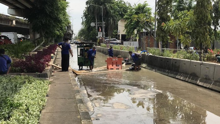 Air Rob di Jalan RE Martadinata, Jakut