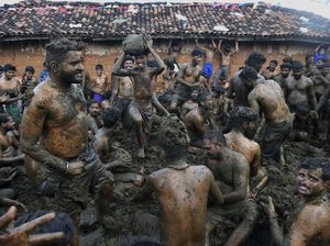 Ada-ada Saja, Aksi Saling Lempar Kotoran Sapi India
