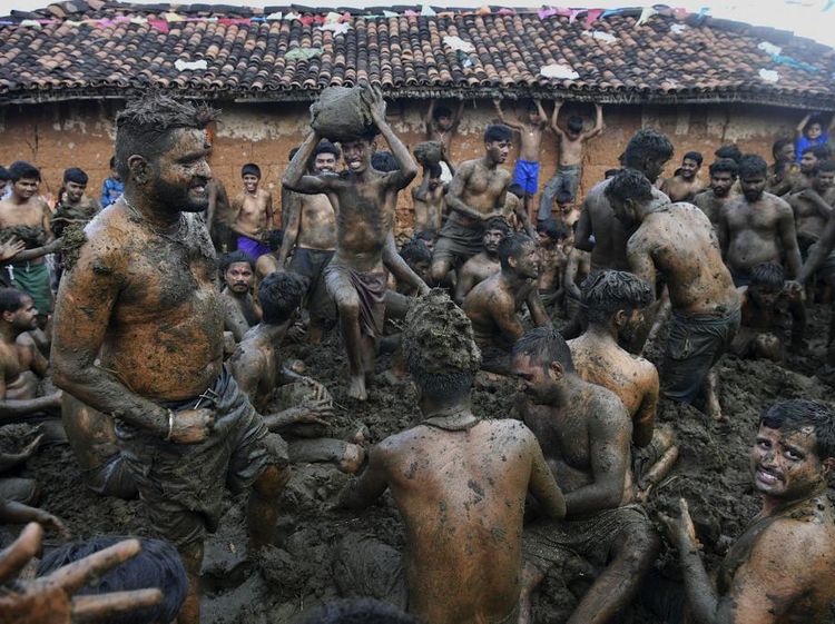 Ada-ada Saja, Aksi Saling Lempar Kotoran Sapi India