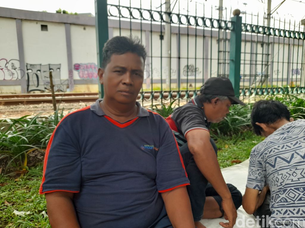 Andi, warga di sekitar perlintasan sebidang Jl Percetakan Negara, Jakarta Pusat, 8 November 2021. (Marteen Ronaldo/detikcom)