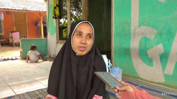 Anita, warga yang bakal direlokasi imbas rumahnya terdampak longsor di Depok