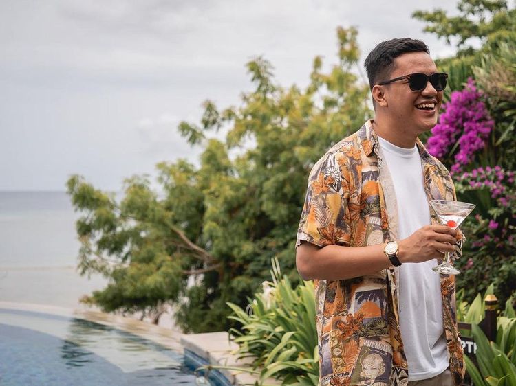 Potret Arief Muhammad Saat Makan Burger dan Ngeriung di Warung Makan