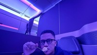 Sosoknya selalu berhasil menyita perhatian netizen media sosial. Ia sering membagikan fotonya saat sedang kulineran di suatu restoran. Foto: Instagram @ariefmuhammad