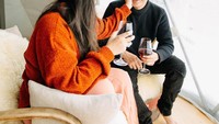 Momen bersama sang istri juga sangat terlihat manis dan romantis. Keduanya tampak menikmati segelas wine di salah satu hotel yang ada di Swiss. Foto: Instagram @ariefmuhammad