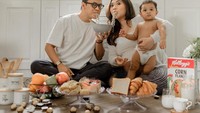 Arief dan istrinya juga tampak kompak saat berfoto dengan anaknya. Mereka tampak sedang menikmati semangkuk mie serta aneka roti. Foto: Instagram @ariefmuhammad