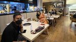 Potret Arief Muhammad Saat Makan Burger dan Ngeriung di Warung Makan