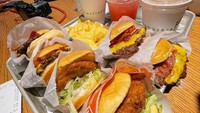 Burger Shake and Shack juga sempat ia cicipi saat berada di New York. Gerai burger satu ini juga salah satu yang populer di Amerika. Foto: Instagram @ariefmuhammad