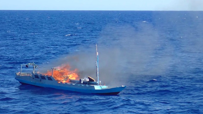 Australian Border Force bakar kapal asing penangkap ikan ilegal di perairan Australia.