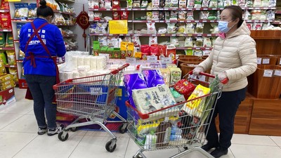 Geger Warga China Panic Buying-Borong Makanan