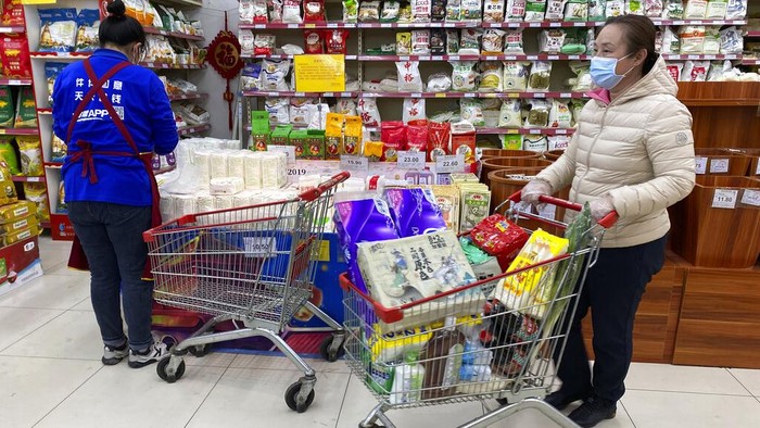 Bakal Lockdown Lagi, Warga China Heboh Borong Makanan An employee attends to a customer at a supermarket in Beijing, China, Wednesday, Nov. 3, 2021. A recent seemingly innocuous government recommendation for Chinese people to store necessities for an emergency quickly sparked scattered instances of panic-buying and online speculation of imminent war with Taiwan. (AP Photo/Ng Han Guan)