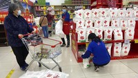 Menurut laporan media lokal, maraknya panic buying membuat beberapa vendor mengalami kelangkaan stok.  