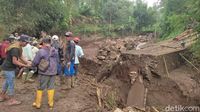 Banjir Bandang, Warga Sekampung Di Garut Terisolir