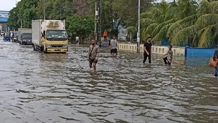 Banjir di kawasan Pelabuhan Muara Baru, Jakarta Utara, Senin (8/11/2021) pukul 14.00 WIB.