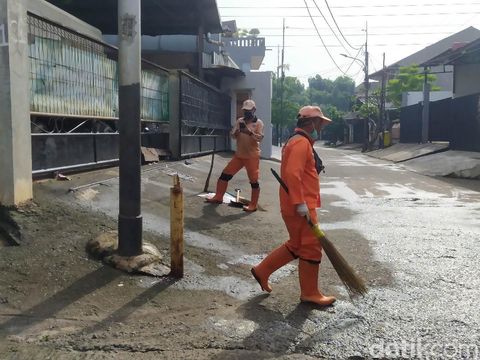 Banjir di Pondok Karya Jaksel Surut, PPSU-Warga Bersihkan Sampah