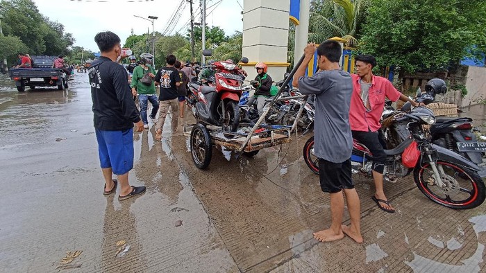 Banjir Rob di Kawasan Pelabuhan Muara Baru, Jakut