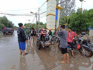 Banjir Rob di Pelabuhan Muara Baru, Ojek Gerobak Jadi Transportasi Andalan