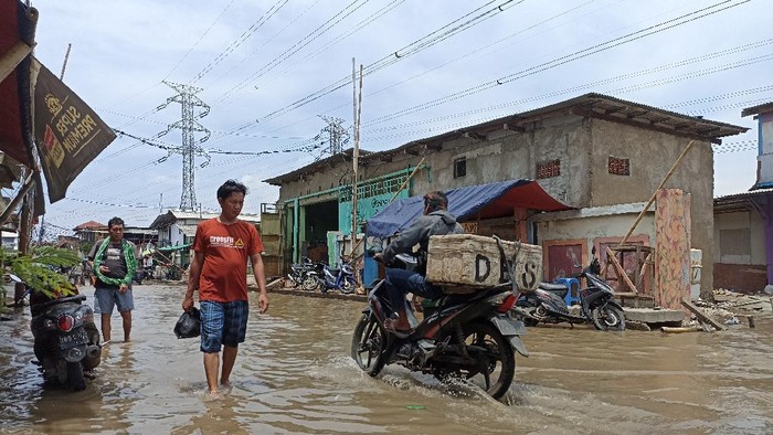 Banjir rob di kawasan Pelabuhan Sunda Kelapa, Jakarta Utara, Senin (8/11/2021) pukul 13.30 WIB.