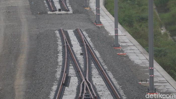 Rel Kereta Cepat Jakarta Bandung (KCJB) mulai terpasang di Depo Kereta Cepat Tegalluar, Kabupaten Bandung, Jawa Barat.