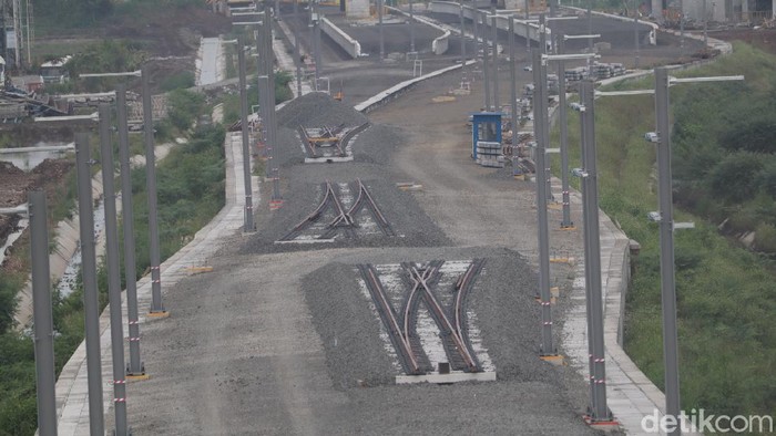 Begini Penampakan Rel Kereta Cepat di Depo Tegalluar Bandung Rel Kereta Cepat Jakarta Bandung (KCJB) mulai terpasang di Depo Kereta Cepat Tegalluar, Kabupaten Bandung, Jawa Barat.