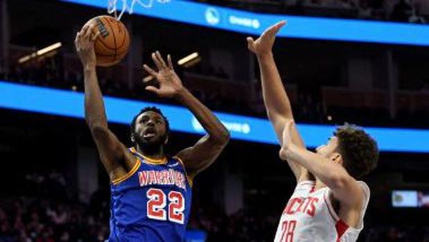 SAN FRANCISCO, CALIFORNIA - NOVEMBER 07: Andrew Wiggins #22 of the Golden State Warriors goes for layup against Alperen Sengun #28 of the Houston Rockets at Chase Center on November 07, 2021 in San Francisco, California. NOTE TO USER: User expressly acknowledges and agrees that, by downloading and/or using this photograph, User is consenting to the terms and conditions of the Getty Images License Agreement.   Michael Urakami/Getty Images/AFP (Photo by Michael Urakami / GETTY IMAGES NORTH AMERICA / Getty Images via AFP)