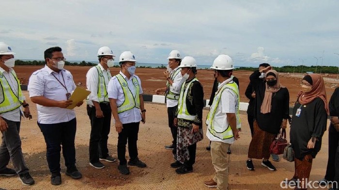 Bupati Batang Wihaji bersama Direktur Utama PT KITB saat meninjau lokasi PKK di KIT Batang, Senin (8/11/2021).
