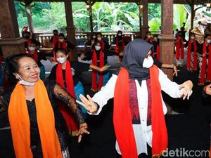 Legenda Tari Gandrung Banyuwangi Ajari Anak-anak Muda Menari