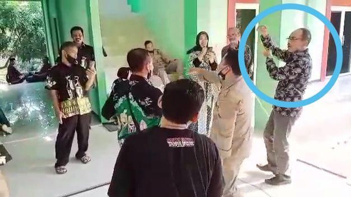 Video camat di Bojonegoro beryanyi sambil berjoget ria bersama belasan pegawainya beredar. Aksi tersebut disesalkan di tengah PPKM level 3.