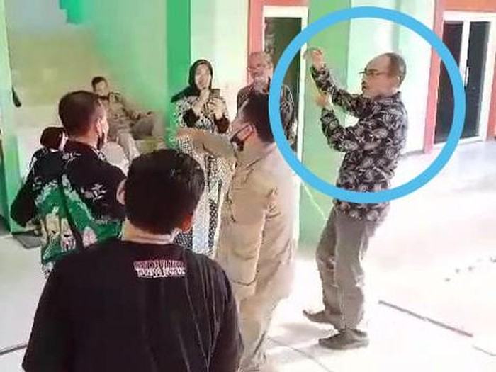 Video camat di Bojonegoro beryanyi sambil berjoget ria bersama belasan pegawainya beredar. Aksi tersebut disesalkan di tengah PPKM level 3.