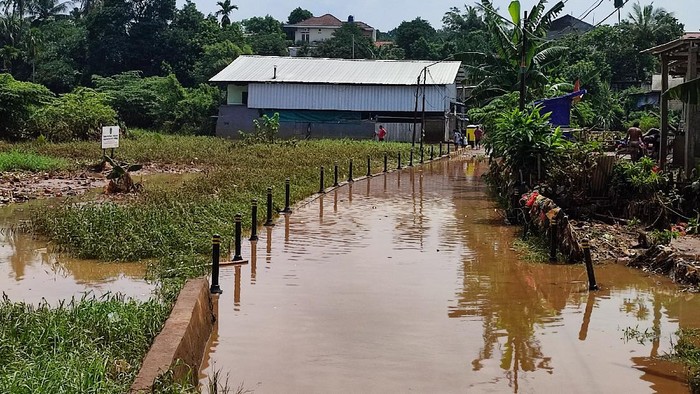 Camat Sawangan, Anwar Nasihin Pantau Lokasi Banjir dan Longsor Pasir Putih Depok