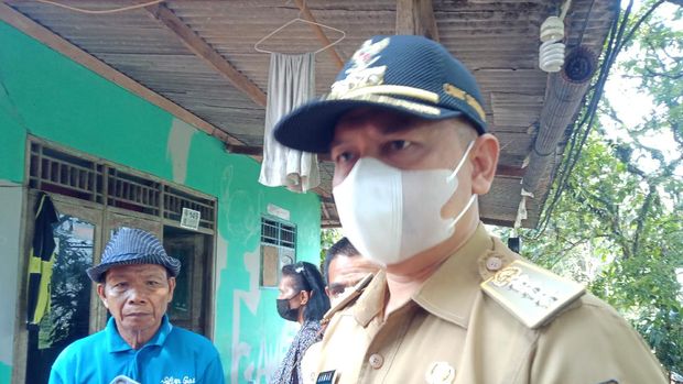 Camat Sawangan, Anwar Nasihin Pantau Lokasi Banjir dan Longsor Pasir Putih Depok
