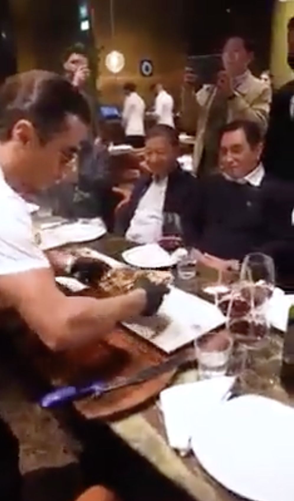 Cicipi Steak Lapis Emas Salt Bae, Menteri Vietnam Ini Dikecam Warganya
