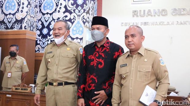 Curhat Wawalkot Pangkalpinang M Sopian 'tak dianggap' Walkot Pangkalpinang Maulan Aklil sempat viral. Hari ini keduanya kompak ikut rapat di DPRD Pangkalpinang. (Deni W/detikcom)