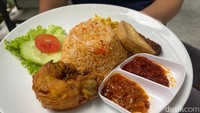 Selain lontong kikil khas Surabaya, di De Resto banyak orang yang memesan menu Nasi Kencur. Terinspirasi dari nasi cikur khas Tasikmalaya, kalau nasi kencur di De Resto tampil lebih kekinian dengan pilihan lauk komplet yang tertata rapih di piring besar.  Foto: detikFood