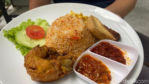 Nongkrong Ditemani Nasi Kencur dengan Buko Pandan di Resto Asri Bogor