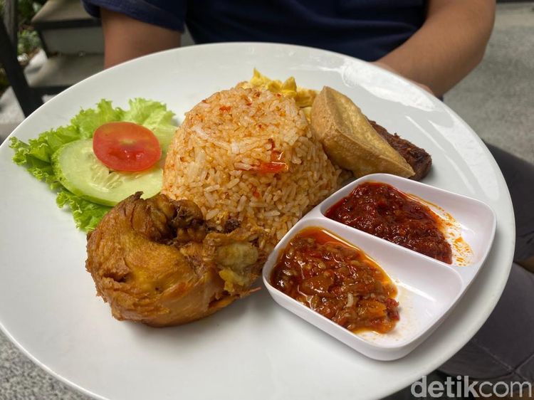 Nongkrong Ditemani Nasi Kencur dengan Buko Pandan di Resto Asri Bogor