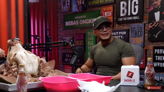 Deddy Corbuzier Mukbang Bakso Isi Kepala Sapi yang Bikin Dirinya Ketakutan