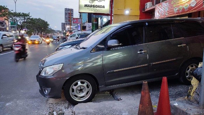 Dorong-gorong di depan RM Ayam Asix di Jl Margonda, Depok yang penutupnya dicuri sudah ditutup kembali , Senin (8/11/2021).